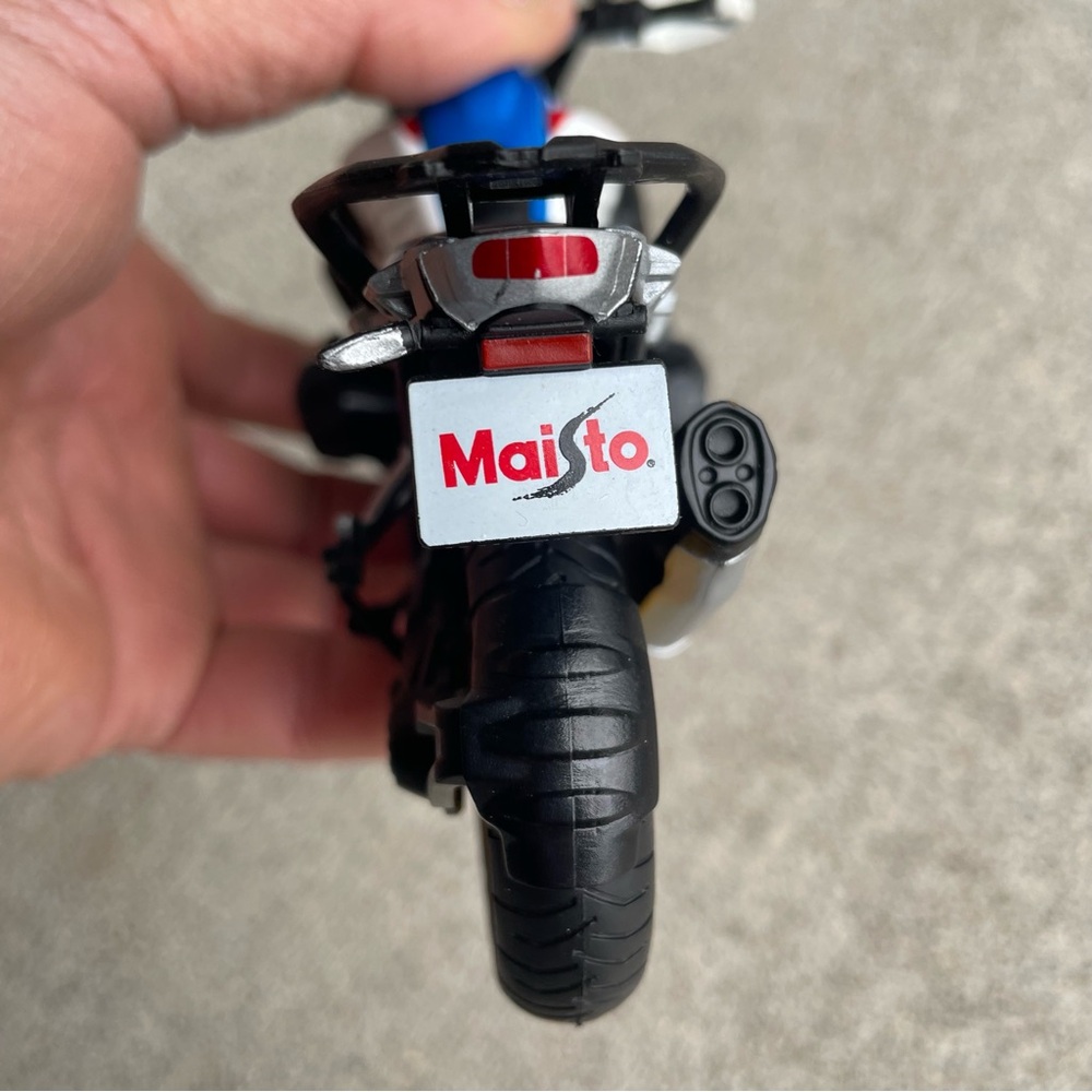 2019 BMW R1250 GS Diecast Motorcycle Model 1:12 Maisto - Picture 15 of 16